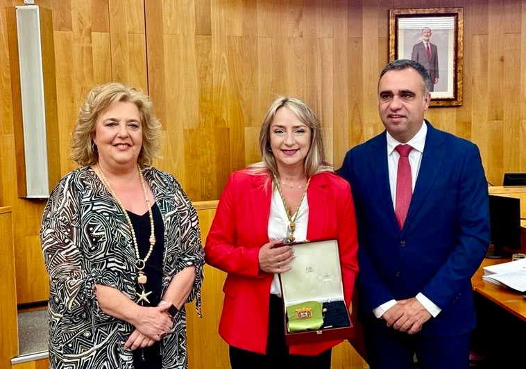 Carolina Higueras, en el centro, en su toma de posesión.