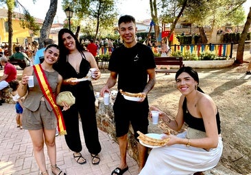 La reina de las fiestas, presente en el desayuno popular en el Parque de los Pinos.