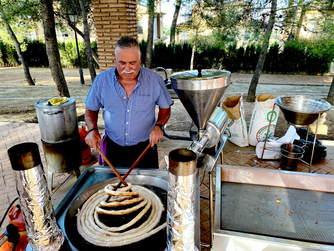 Desayuno popular en Huétor Vega: chocolate con churros a ritmo de charanga