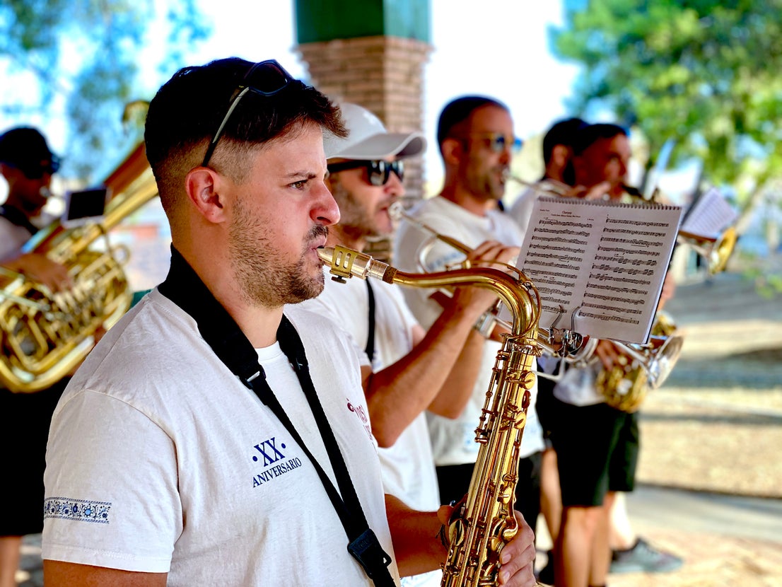 Desayuno popular en Huétor Vega: chocolate con churros a ritmo de charanga
