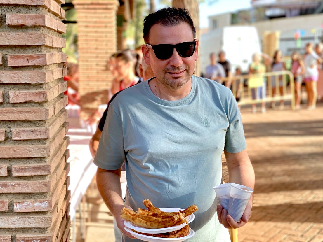 Desayuno popular en Huétor Vega: chocolate con churros a ritmo de charanga