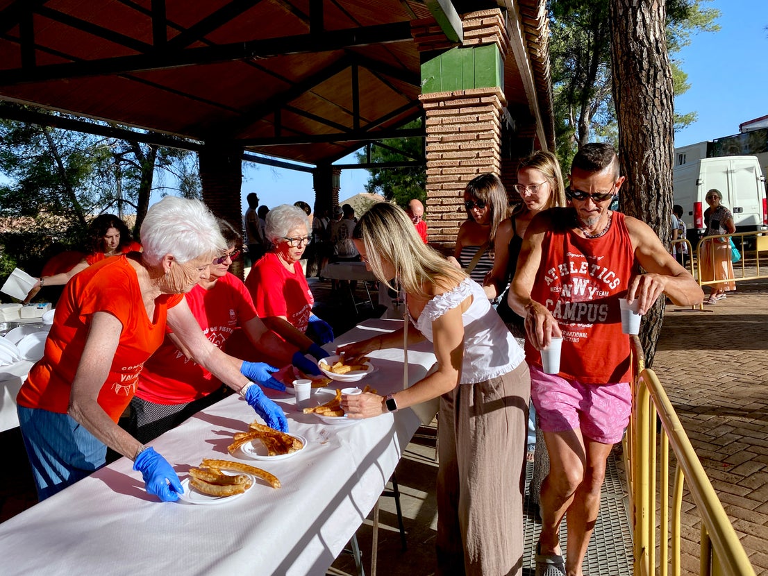 Desayuno popular en Huétor Vega: chocolate con churros a ritmo de charanga