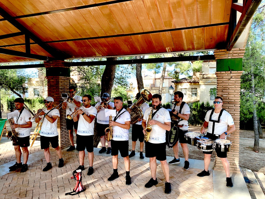 Desayuno popular en Huétor Vega: chocolate con churros a ritmo de charanga