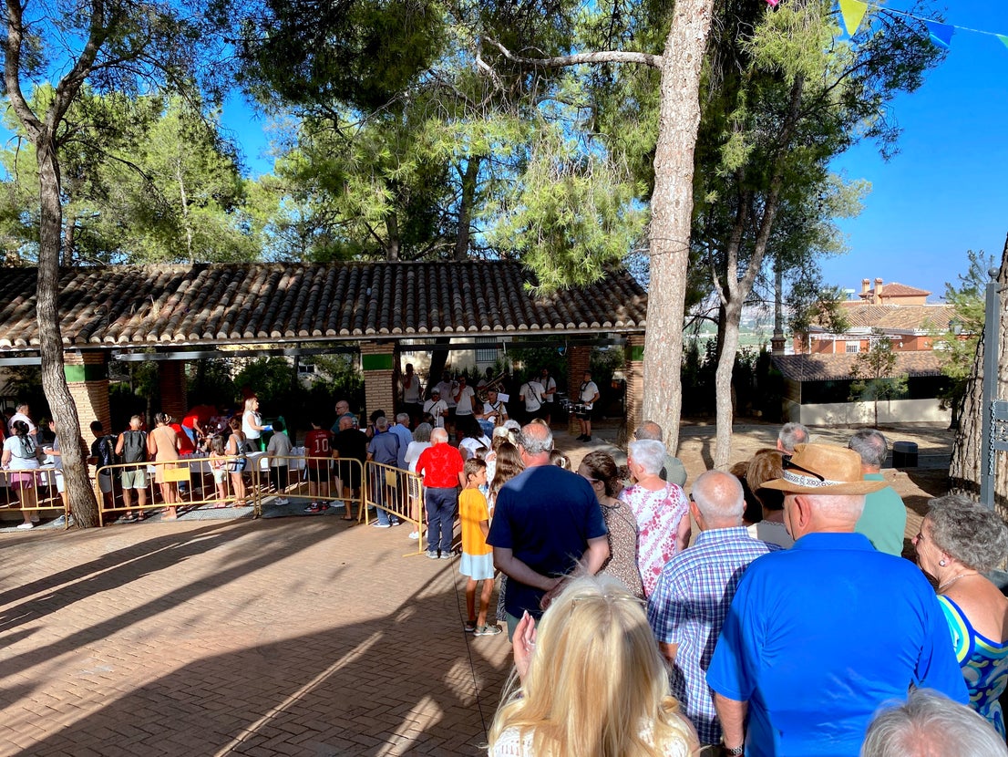 Desayuno popular en Huétor Vega: chocolate con churros a ritmo de charanga