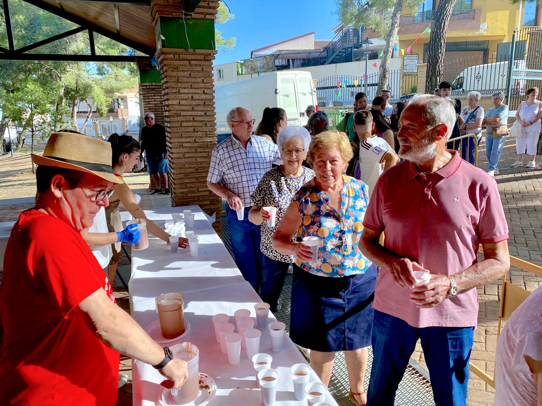Desayuno popular en Huétor Vega: chocolate con churros a ritmo de charanga