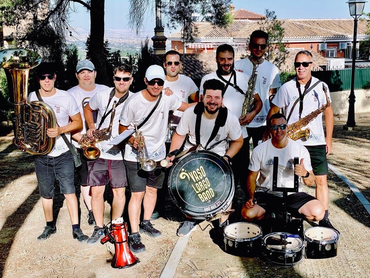 La Charanga Vaso Largo, con las camisetas que conmemoran su vigésimo aniversario, en las fiestas de San Roque 2026 de Huétor Vega.