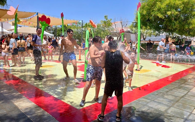 Un Huétor Vega húmedo disfruta a lo grande en la fiesta de la espuma y el agua