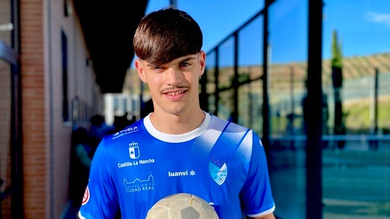 Un Primera División de fútbol sala ficha al internacional hueteño de 17 años Víctor Robles