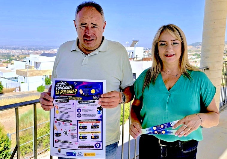El alcalde y la concejala de Igualdad del Ayuntamiento de Huétor Vega presentan la iniciativa.