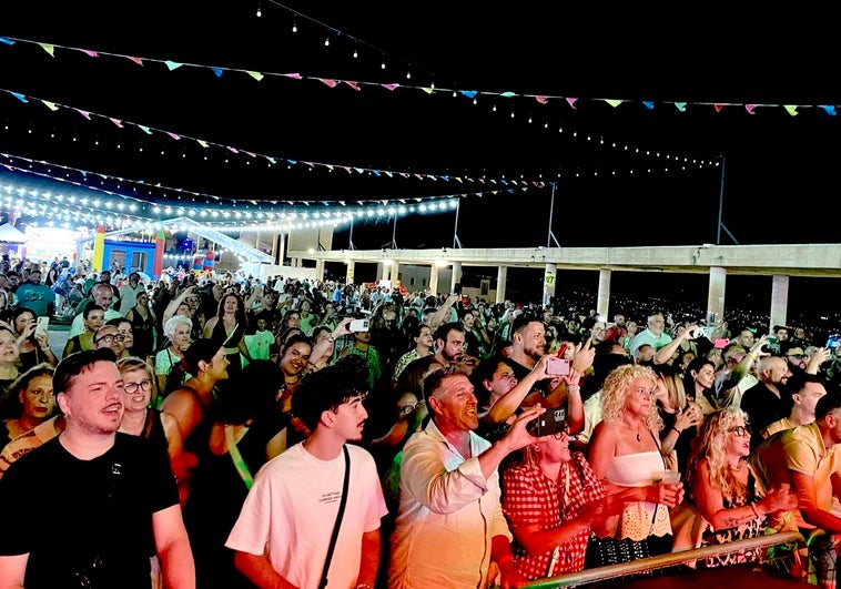 Fans de Amistades Peligrosas, ante el escenario en el Recinto Ferial de Huétor Vega.