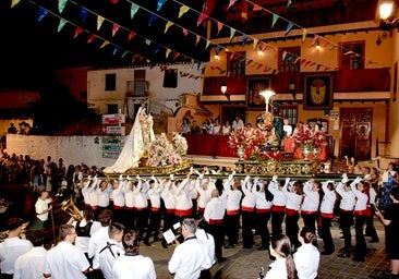 El momento más especial: la unión de las imágenes de la Virgen del Rosario y San Roque, delante del Ayuntamiento.