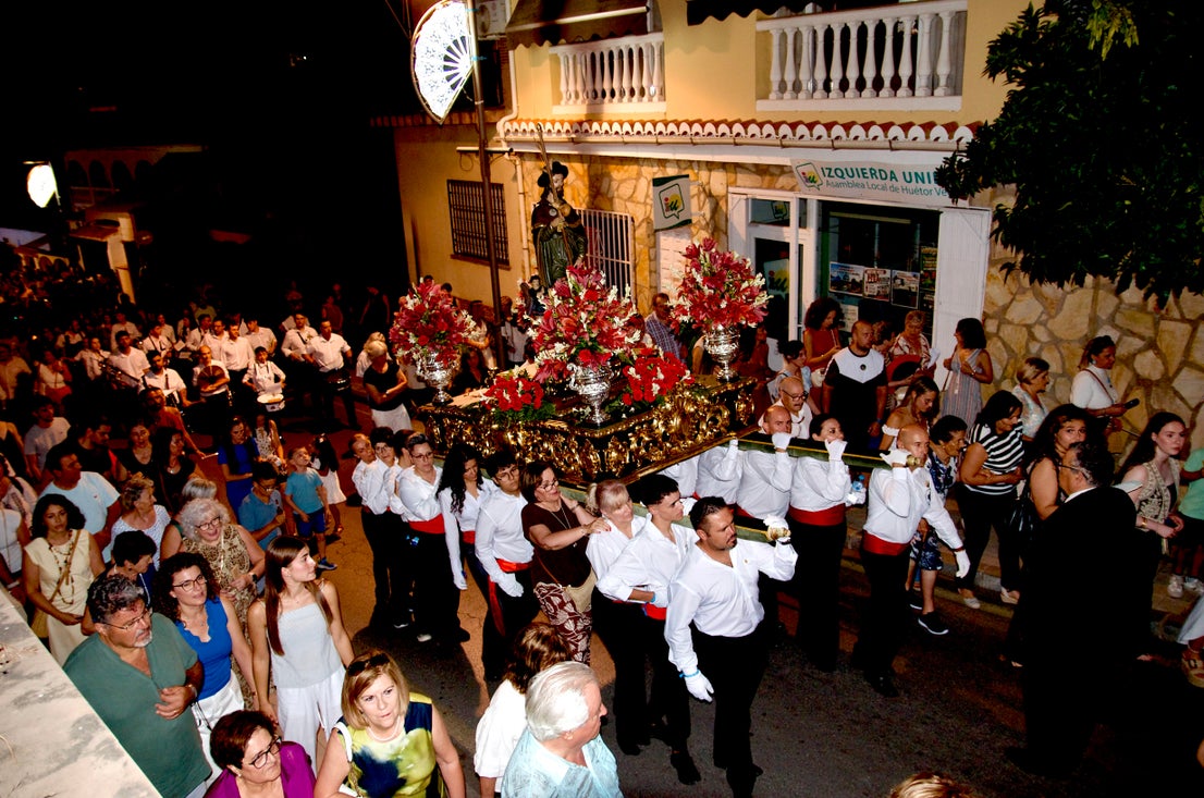 La emocionante procesión de San Roque y la Virgen del Rosario en Huétor Vega