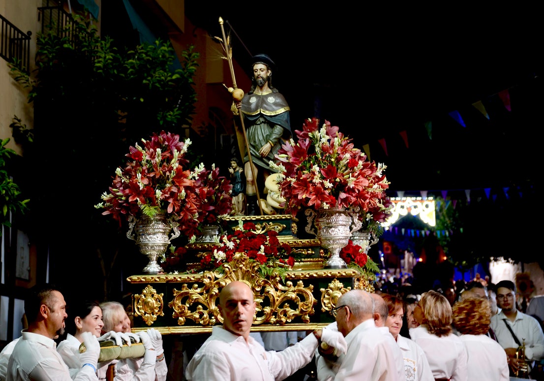 La emocionante procesión de San Roque y la Virgen del Rosario en Huétor Vega