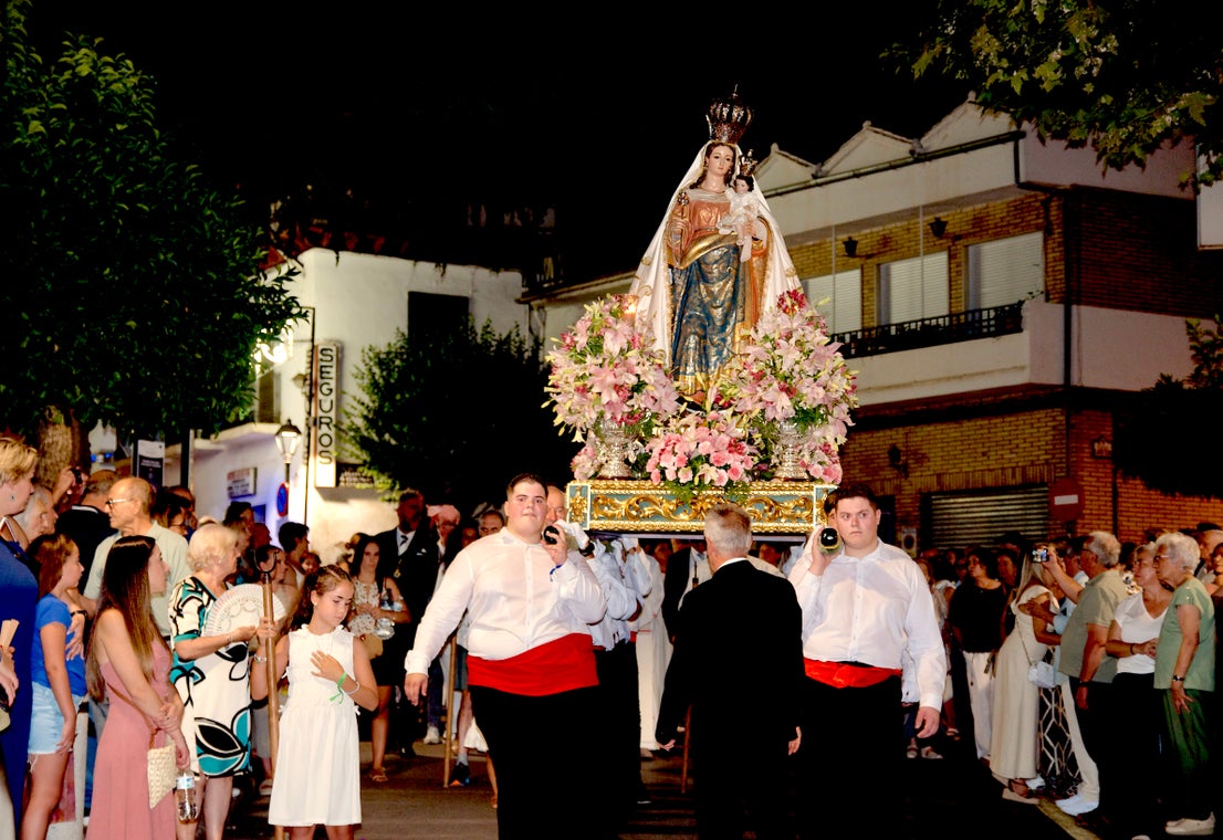 La emocionante procesión de San Roque y la Virgen del Rosario en Huétor Vega
