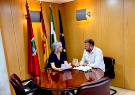 Montse Pérez Cristóbal, con el concejal de Bienestar Social, Alejandro García, en el Ayuntamiento de Huétor Vega.