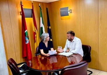 Montse Pérez Cristóbal, con el concejal de Bienestar Social, Alejandro García, en el Ayuntamiento de Huétor Vega.