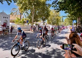 Los ciclistas, a su paso por la Avenida de Andalucía, en Huétor Vega, en la etapa reina del sábado