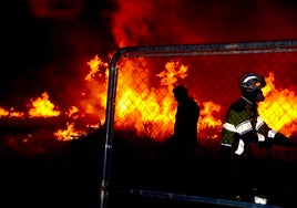 El incendio, junto al aparcamiento del restaurante Monte Vélez de Huétor Vega.