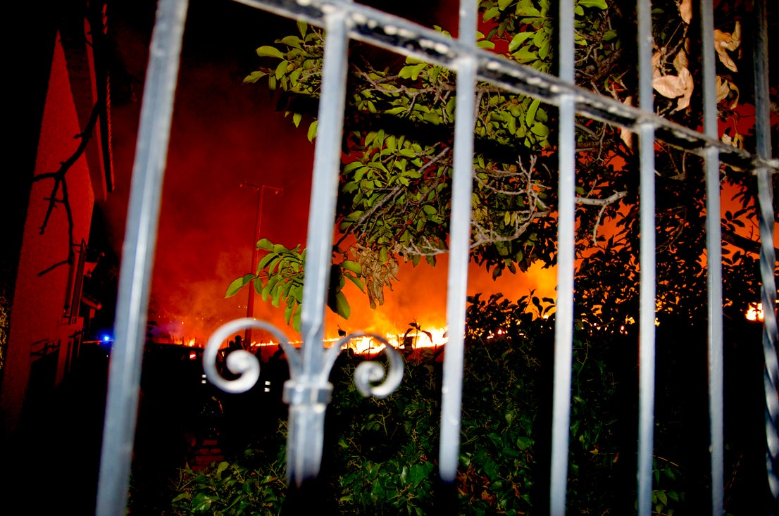Así fue el incendio junto al Monte Vélez en Huétor Vega en las fiestas de San Miguel