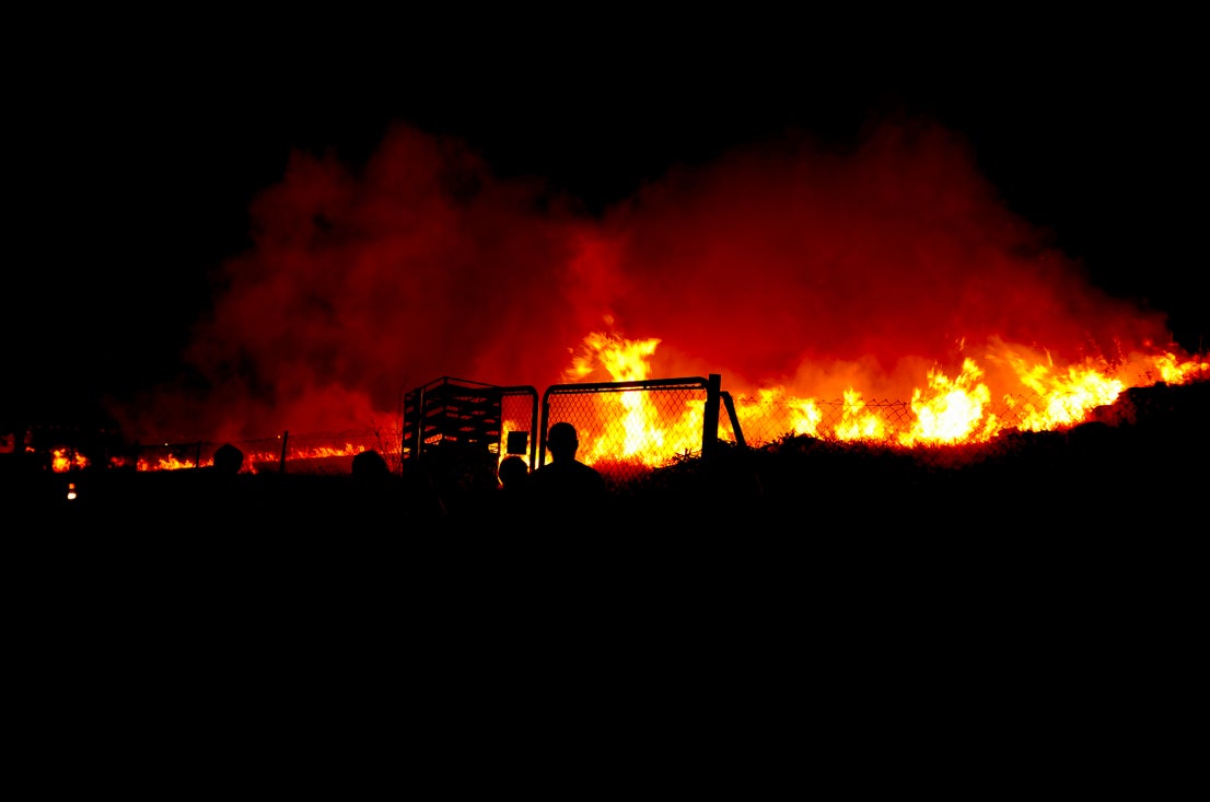 Así fue el incendio junto al Monte Vélez en Huétor Vega en las fiestas de San Miguel