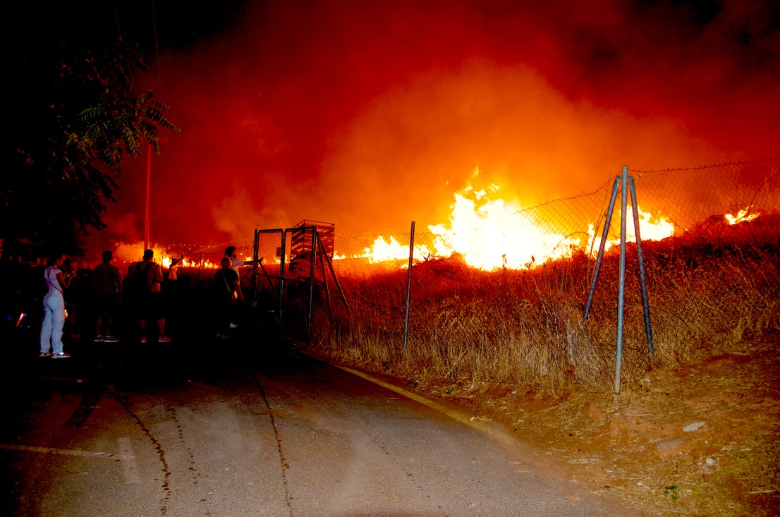 Así fue el incendio junto al Monte Vélez en Huétor Vega en las fiestas de San Miguel