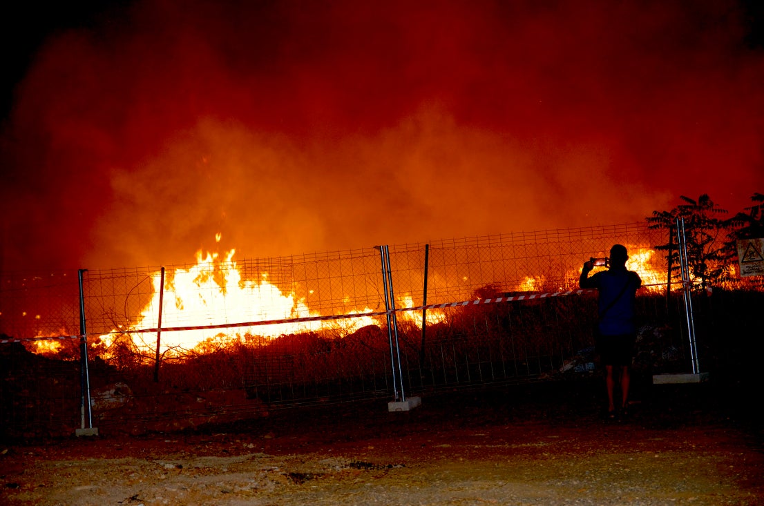 Así fue el incendio junto al Monte Vélez en Huétor Vega en las fiestas de San Miguel