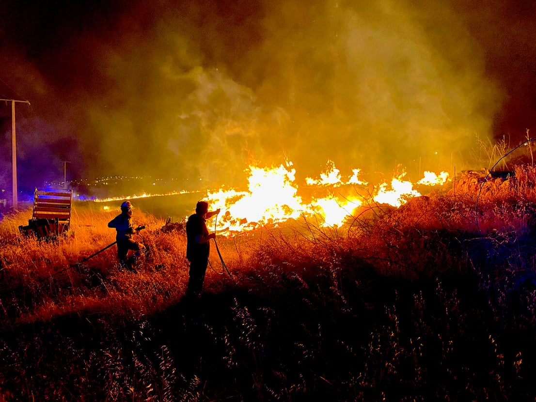 Así fue el incendio junto al Monte Vélez en Huétor Vega en las fiestas de San Miguel