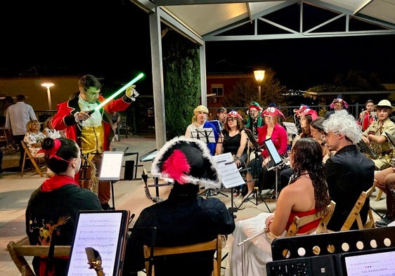 Batuta ‘láser’ y disfraces: la Banda de Música de Huétor convierte San Miguel en un lugar de cine