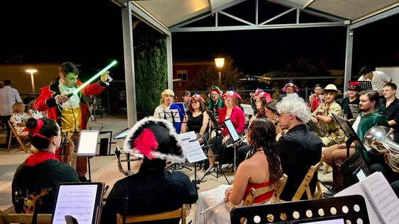 Batuta ‘láser’ y disfraces: la Banda de Música de Huétor convierte San Miguel en un lugar de cine