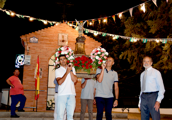 Los vecinos, con la imagen de San Miguel delante de su ermita en el barrio.