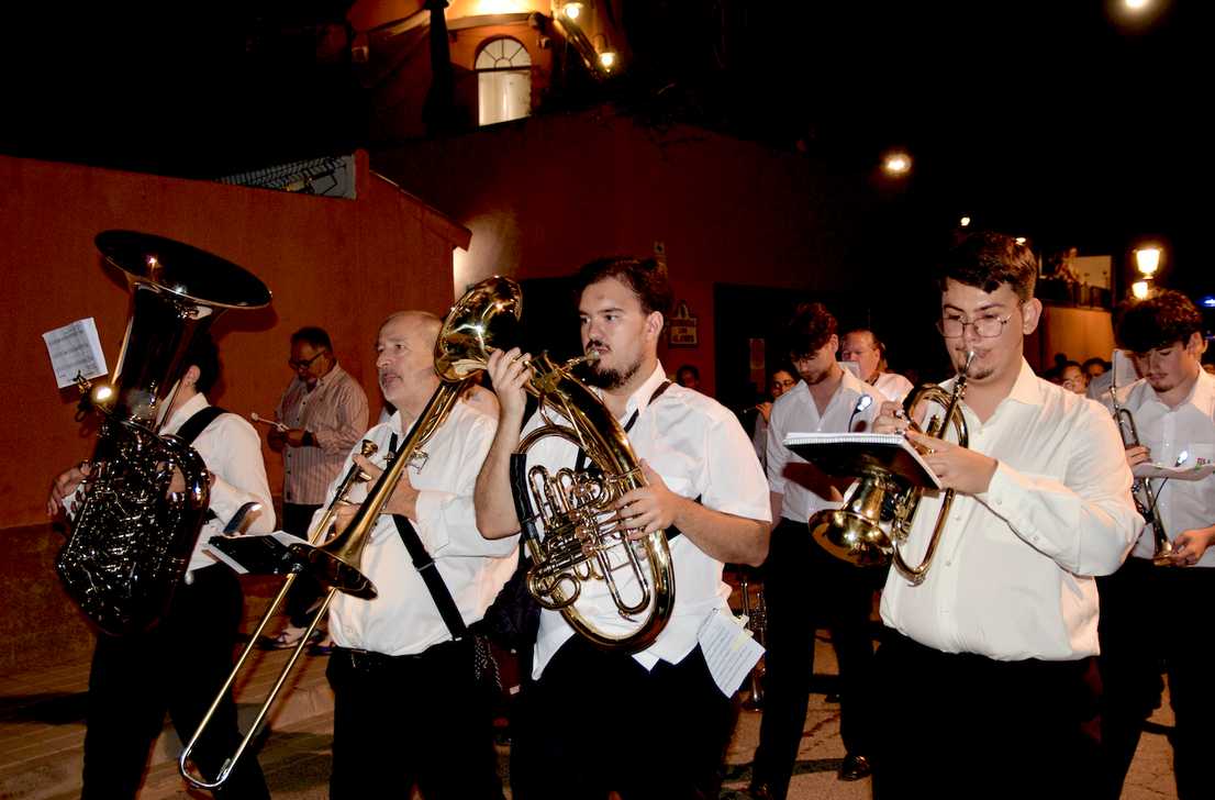San Miguel saca a su patrón por las calles de Huétor Vega