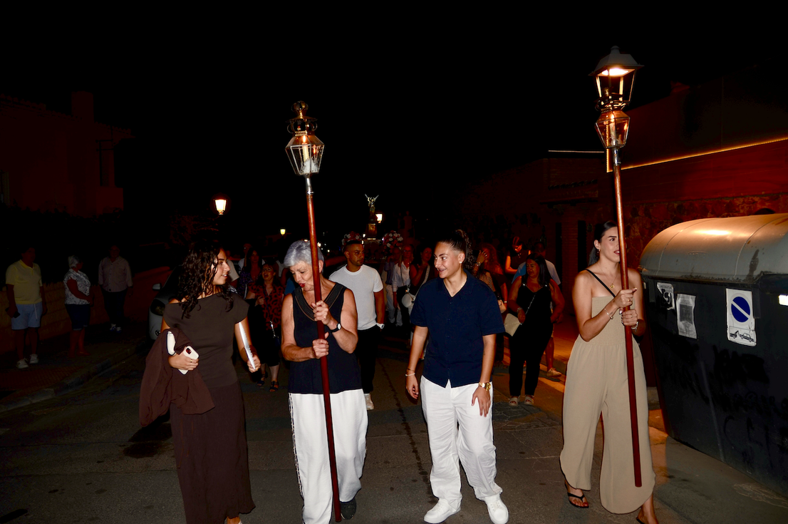San Miguel saca a su patrón por las calles de Huétor Vega