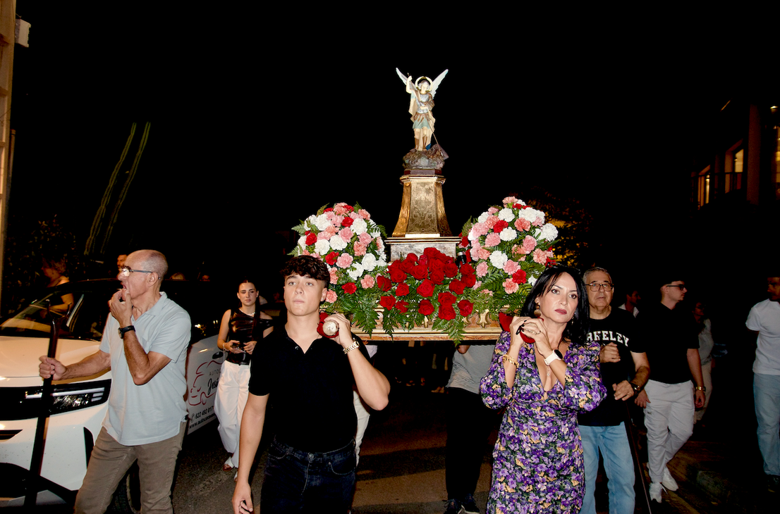 San Miguel saca a su patrón por las calles de Huétor Vega