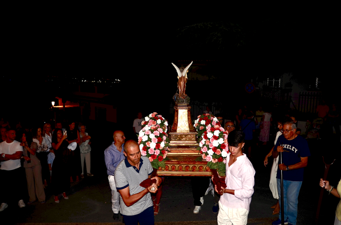 San Miguel saca a su patrón por las calles de Huétor Vega
