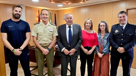 El subdelegado de Defensa realiza una visita institucional al Ayuntamiento de Huétor Vega