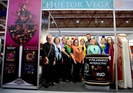 Las mujeres del Coro Rociero Virgen del Rosario, ejerciendo de embajadoras de Huétor Vega en el estand.