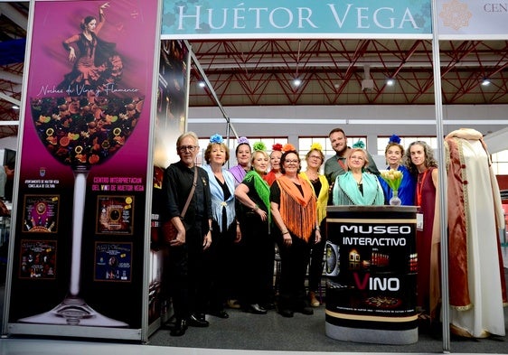 Las mujeres del Coro Rociero Virgen del Rosario, ejerciendo de embajadoras de Huétor Vega en el estand.