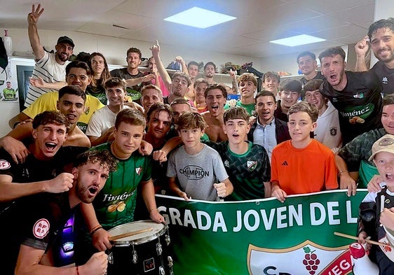 Euforia en el vestuario del CD Huétor Vega en Las Viñas con la primera victoria.
