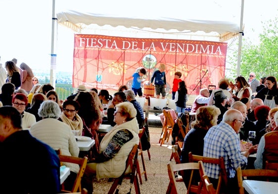 Fiesta de la Vendimia, en Huerta Cercada, con los más pequeños pisando la uva al fondo.