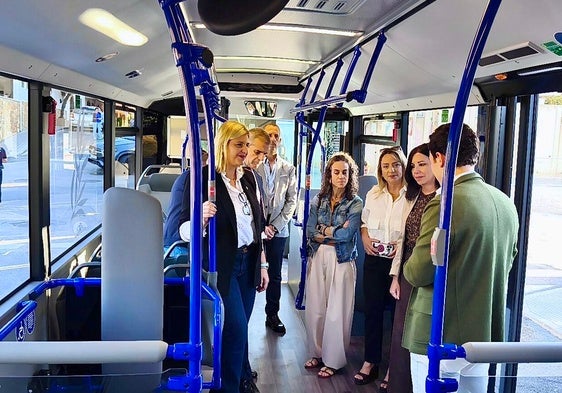 Autoridades presentes en el estreno de los nuevos autobuses híbridos.