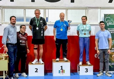 Gerardo Domingo Valverde, coronando el podio con la elástica azul del CD Huétor Vega Tenis de Mesa.