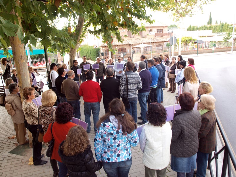 Huétor Vega manifiesta su rechazo a los maltratadores