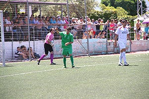 Adra esconde el premio de la distancia para el Huétor Vega