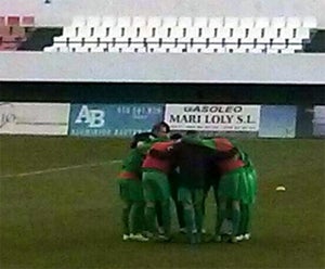 Fútbol: Huétor Vega consigue una importante victoria en Baza y es más líder