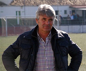 Ascenso a Tercera: Huétor Vega necesita sacar ocho puntos en cuatro partidos y que 'pinche' Adra