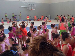 Llenazo en la grada de La Libertad para ver a las jóvenes gimnastas