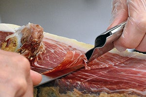Huétor Vega programa un taller para aprender a cortar jamón en Navidad