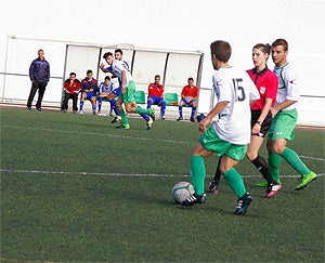 El Huétor Vega cae en la casa del Adra, rival directo