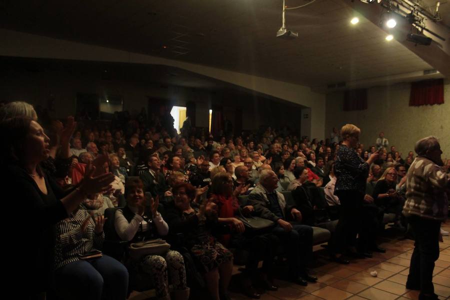 La artista llenó de aplausos el escenario de La Zubia.