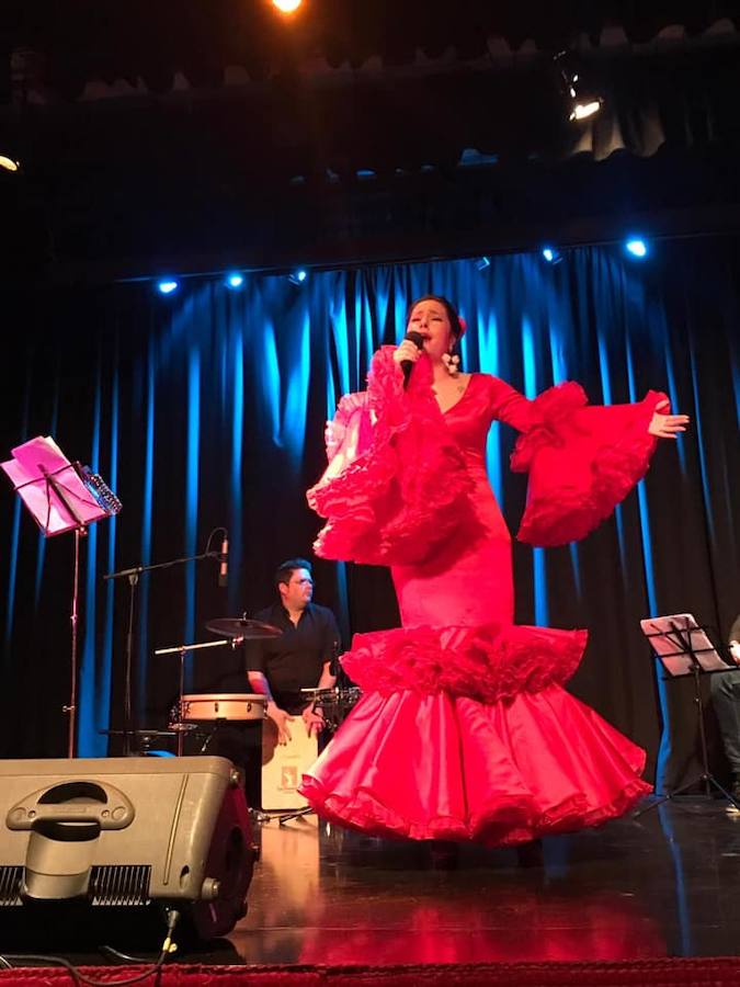 La artista llenó de aplausos el escenario de La Zubia.